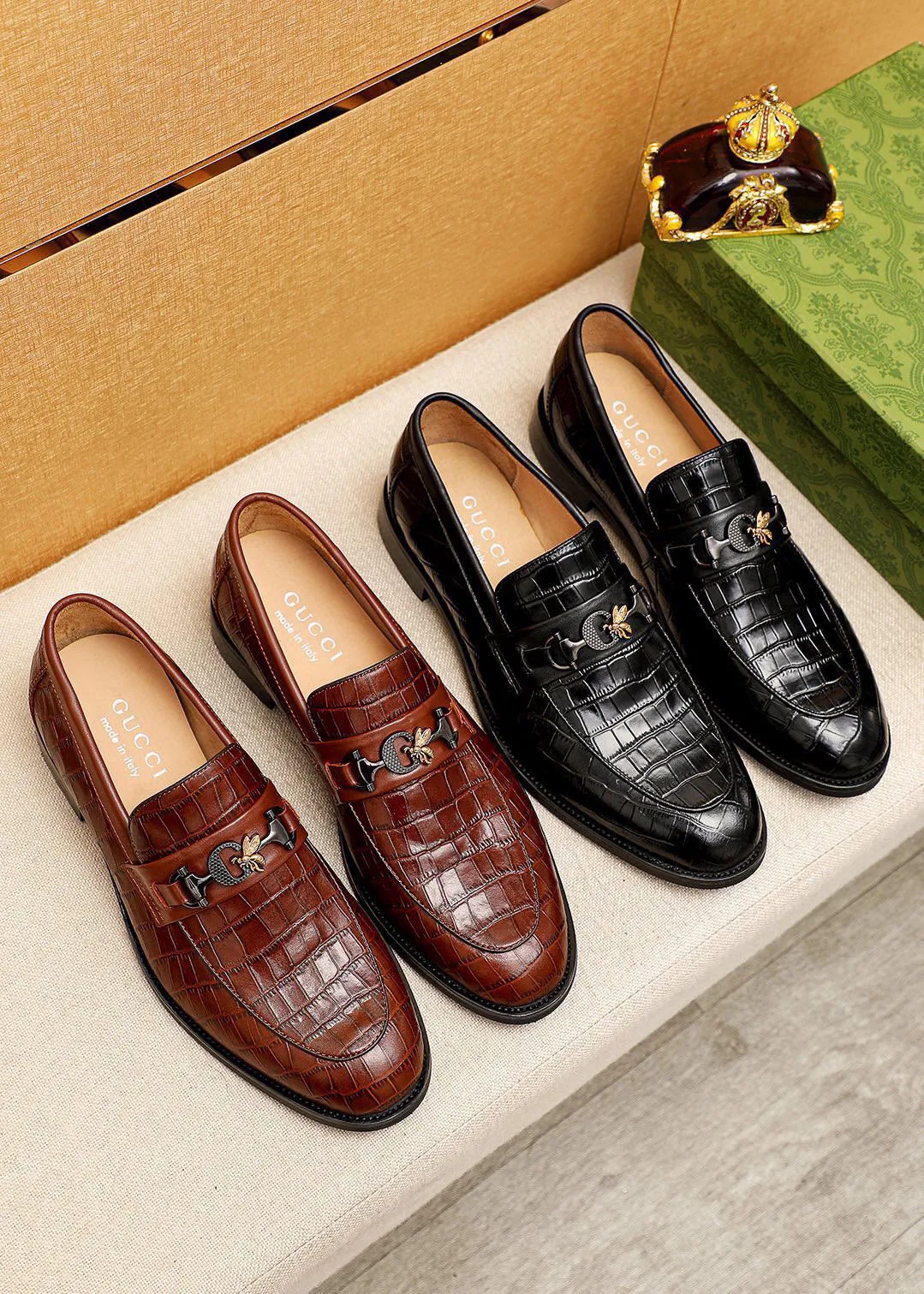 Men's shoes 💰442 💐 Product trademark: GUCCI "Gucci" casual leather shoes Regular size: 38-44 (45.46🉑️customized) Product materials: Selected imported first-layer calfskin embossed upper + luxury hardware buckle, imported water-dyed cow leather lining. Strong three-dimensional visual effect, combined outsole Color: 2⃣️colors available